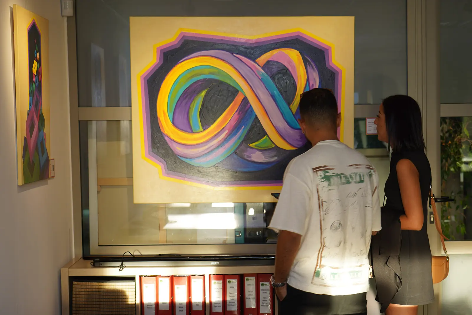 Une visiteuse face à Amour infini