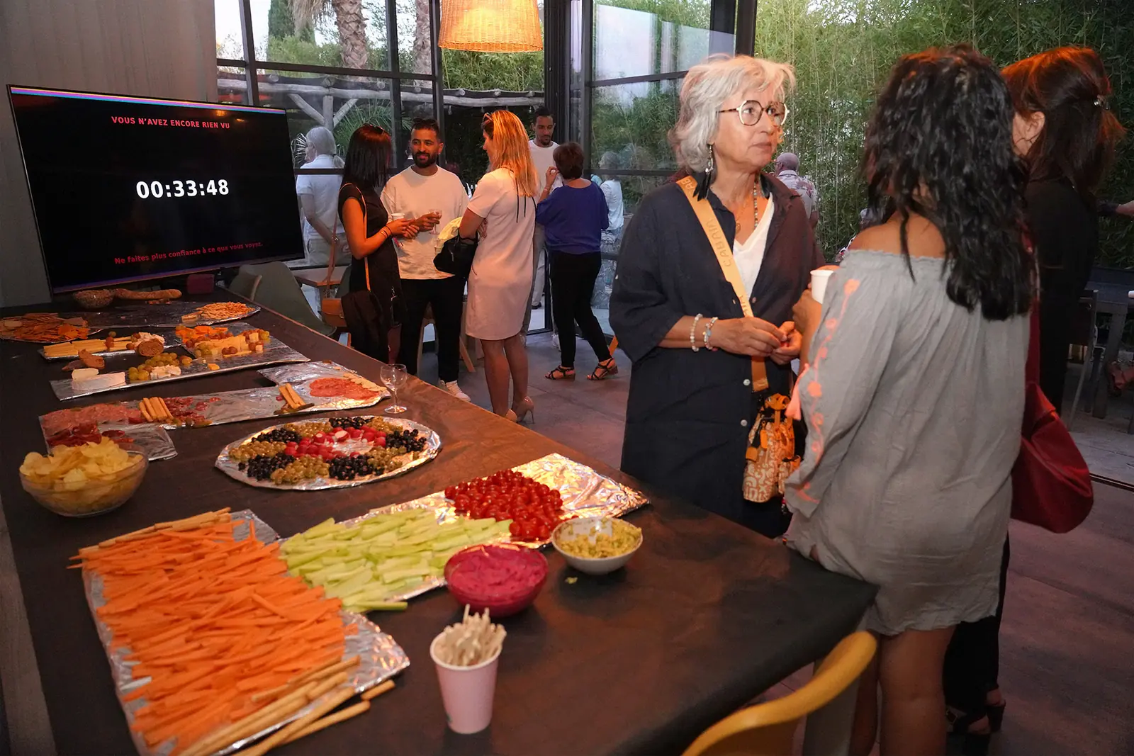Vue du buffet et des invités du vernissage