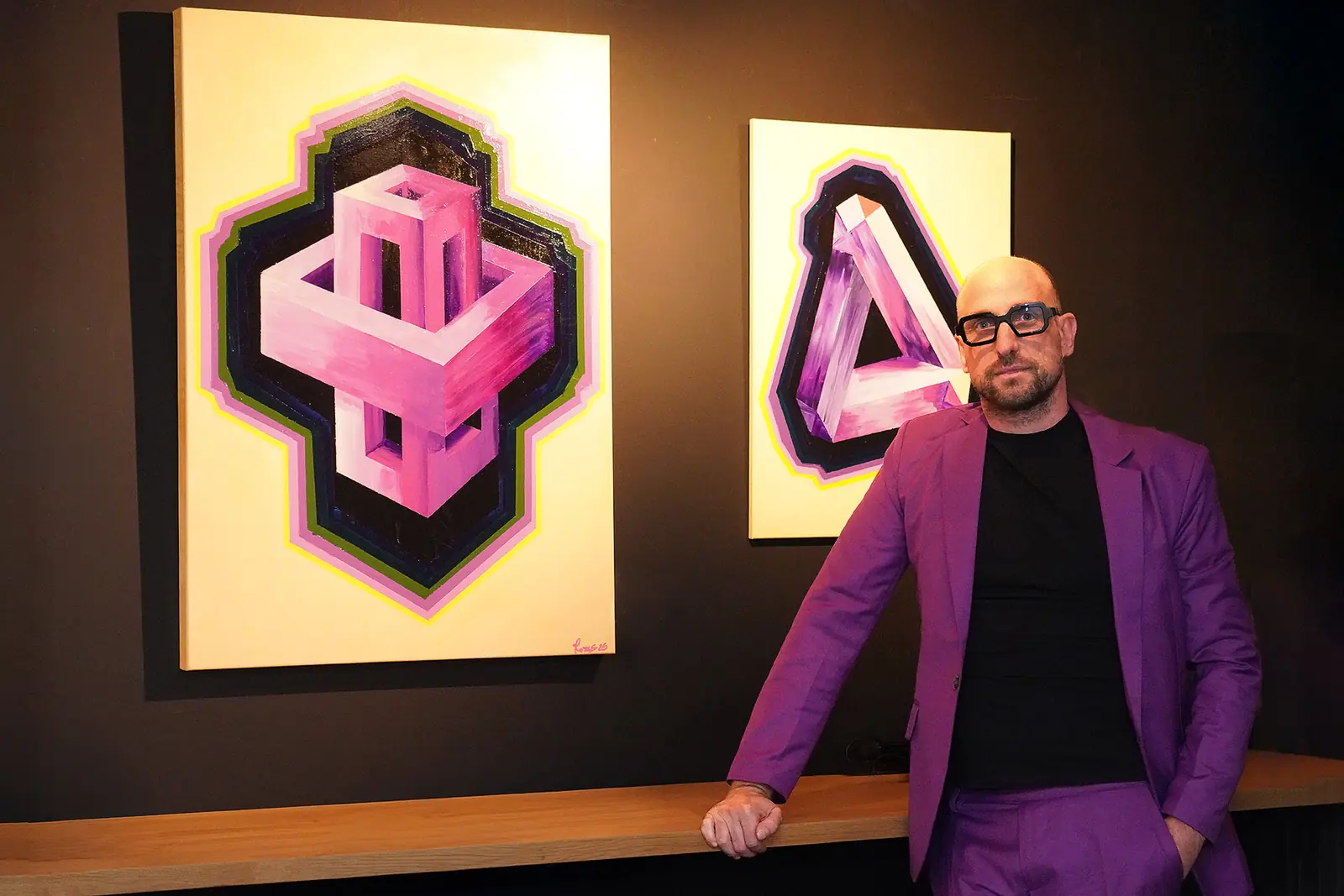 TOZUS devant deux œuvres de l’exposition Aspiration