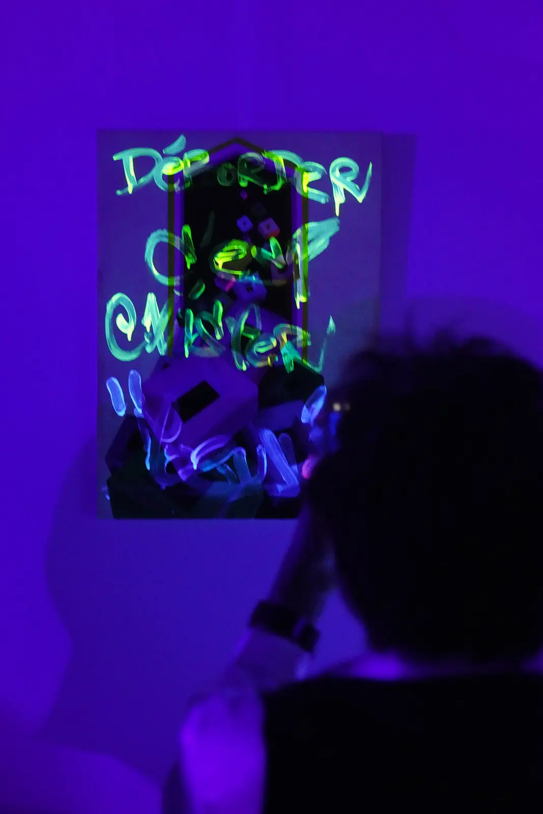 Détail d’une œuvre et d’un message révélés sous UV