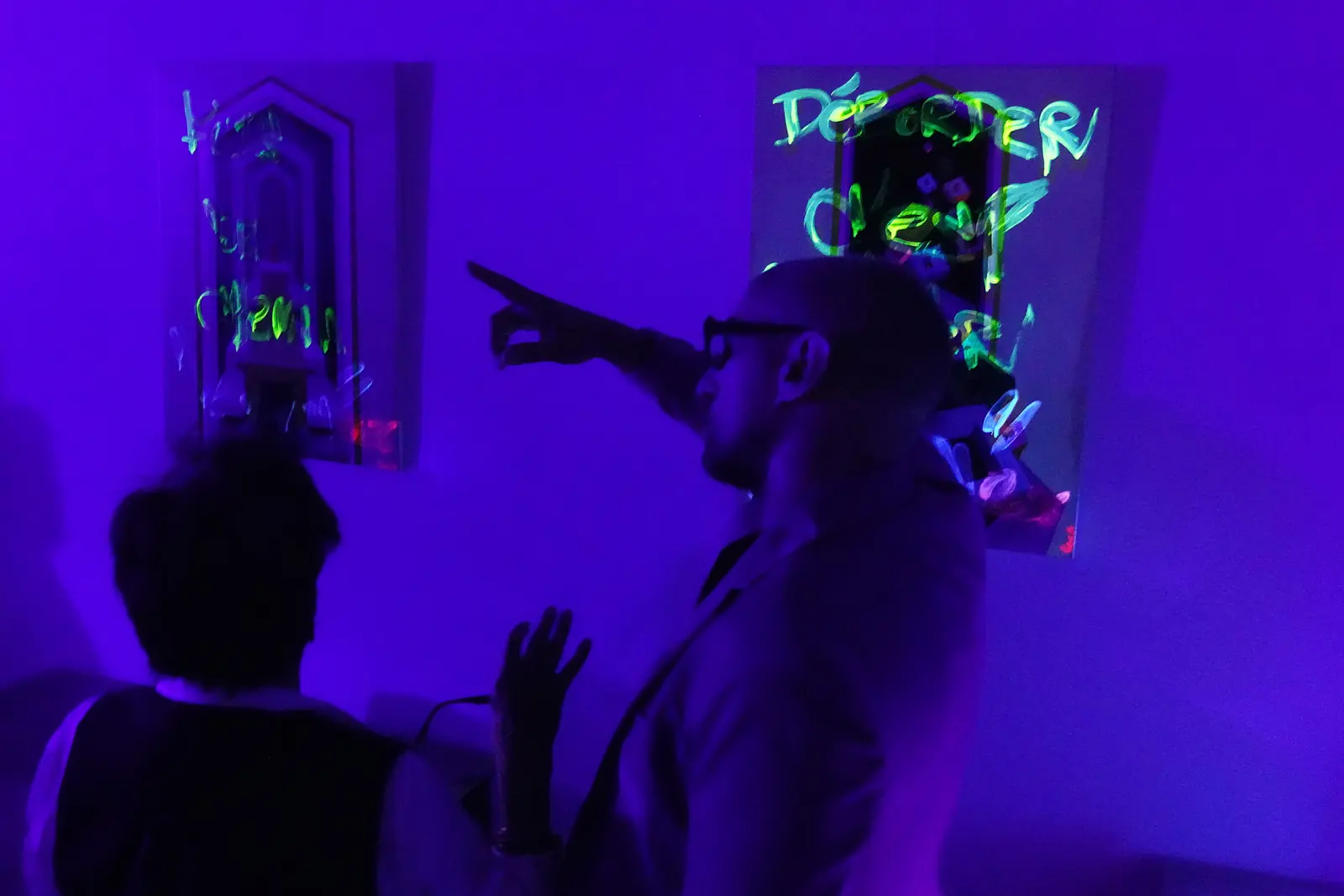 Présentation de l’exposition sous lumière UV